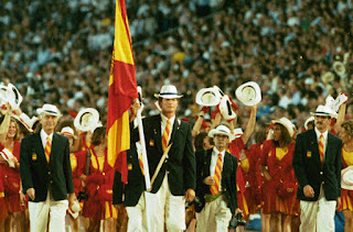 L’equip espanyol, en la desfila inaugural, amb el Prìncep Felipe de Borbón, com abanderat